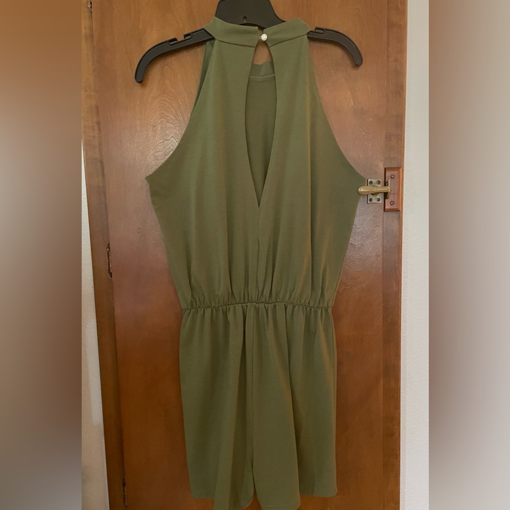Green Sleeveless Romper - Picture 3 of 4